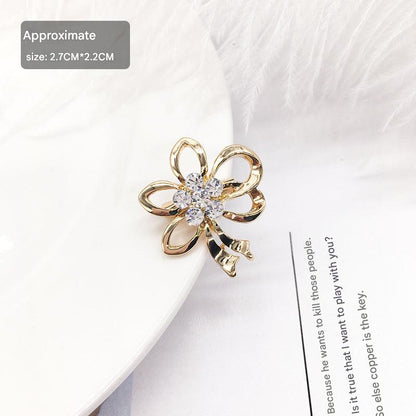 Versatile brooch displayed with a scarf image 2