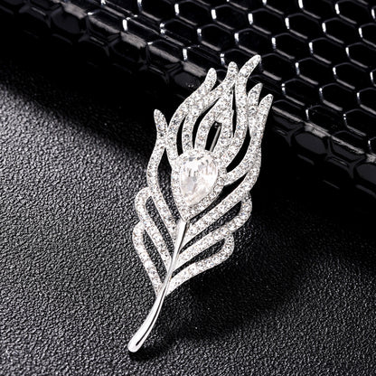 Fashionable brooch featuring shiny rhinestones