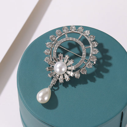 Trendy flower brooch in vibrant colors