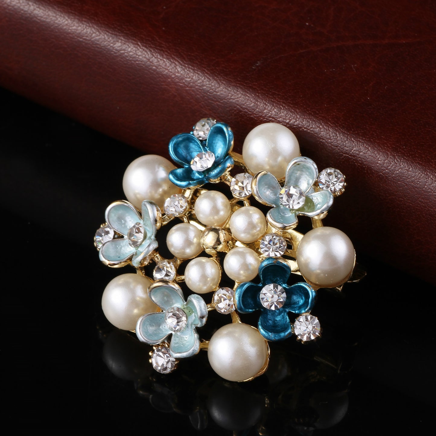 Fashion accessory on model - Image 8