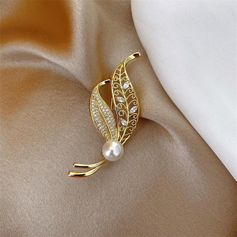 Elegant brooch for women
