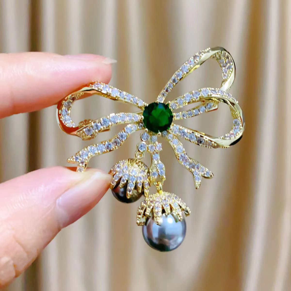 Beautiful Rhinestone Flower Brooch Detail