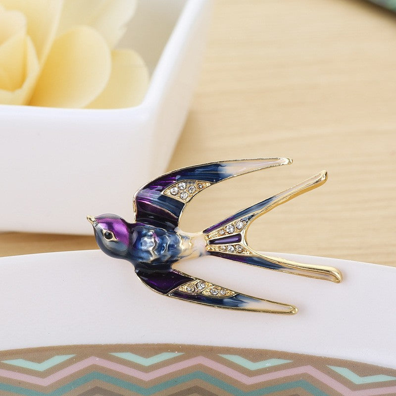 Fashionable gold butterfly brooch