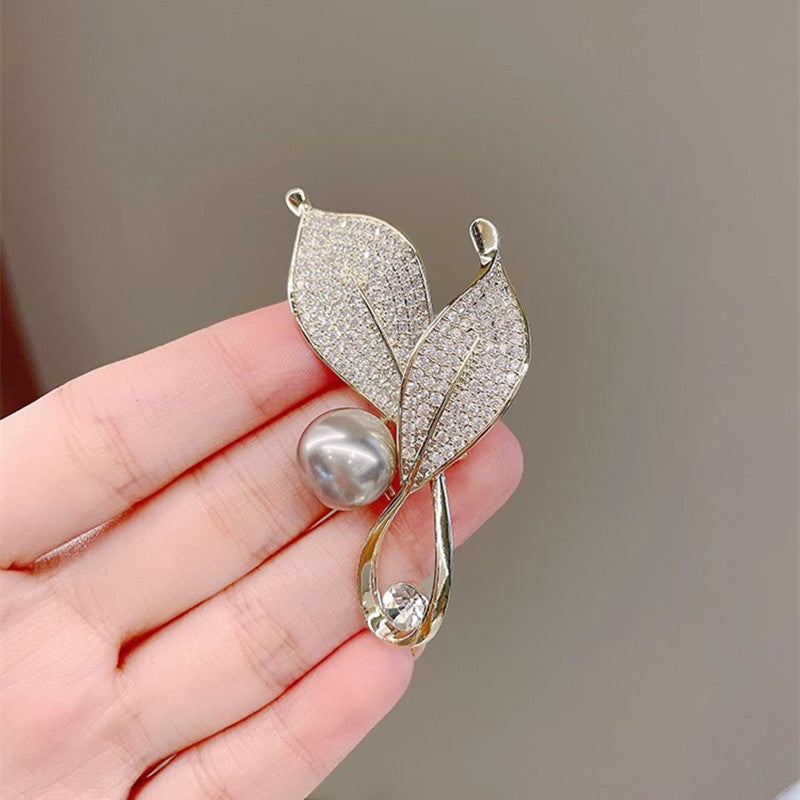 Elegant Leaf Brooch with Zircon - Image 1