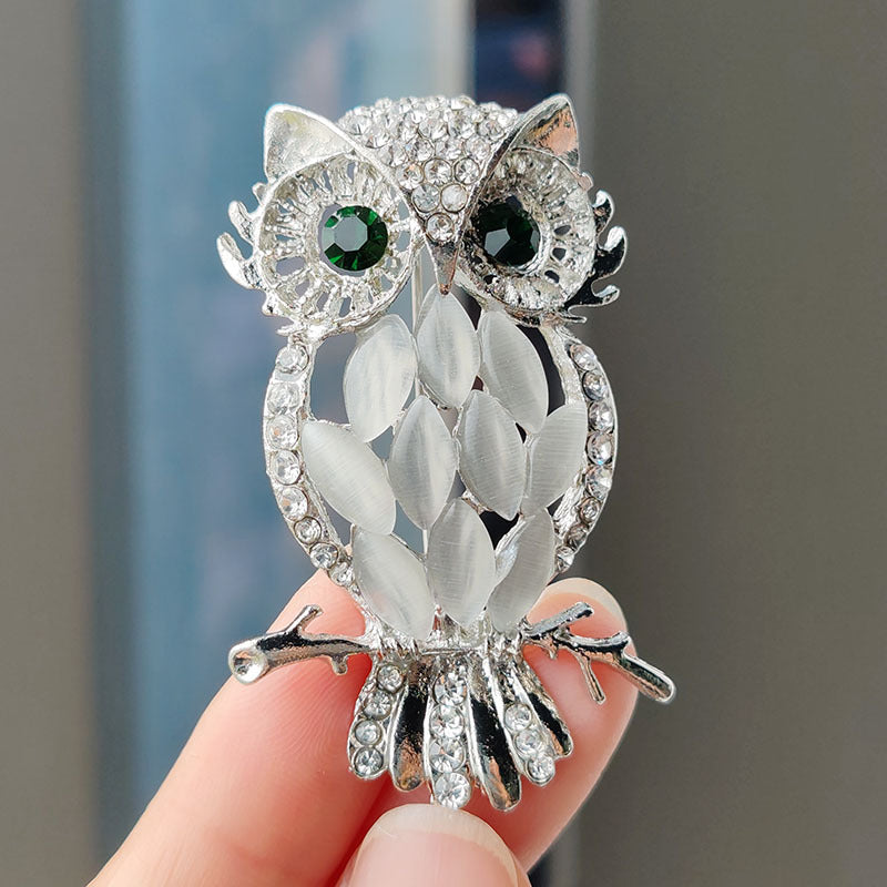 Cartoon cat eye stone brooch