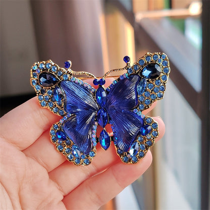 Lightweight and comfortable crystal brooch
