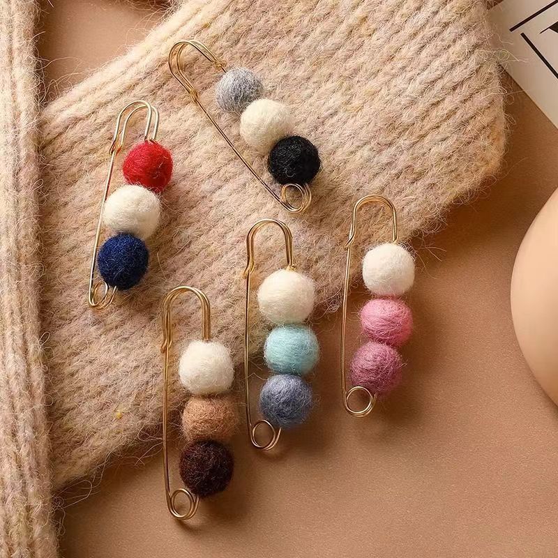 Adjustable brooch close-up
