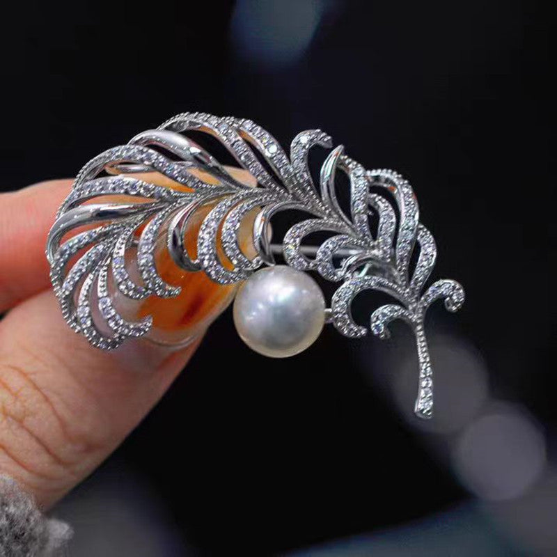 Elegant Feather Brooch Pin in Gold