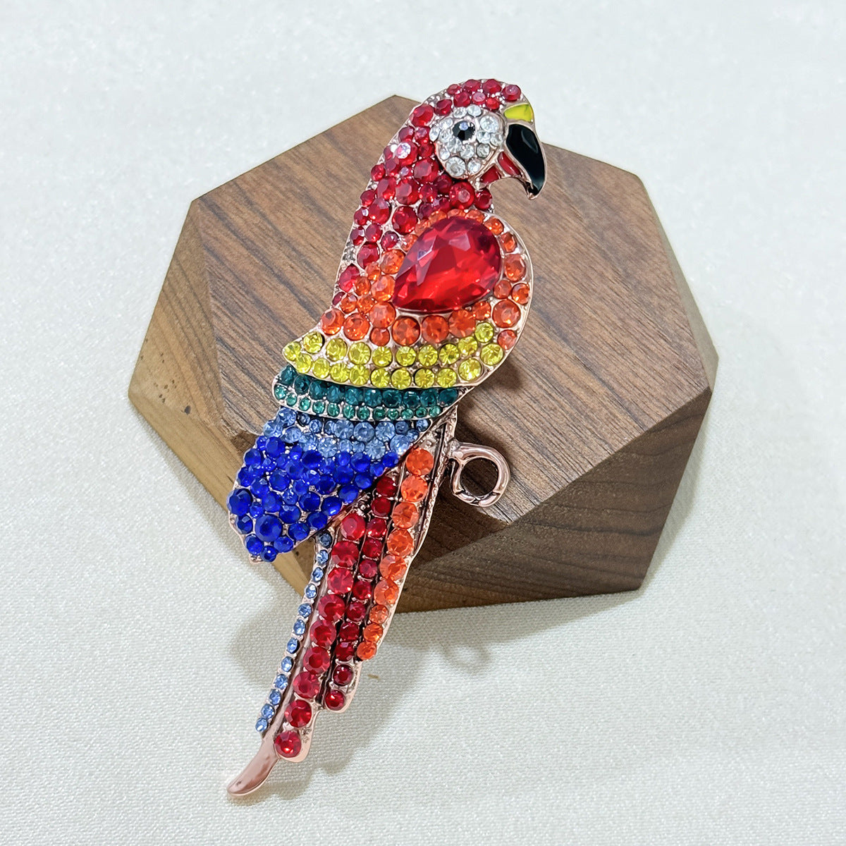 Fashionable bird-themed brooch style