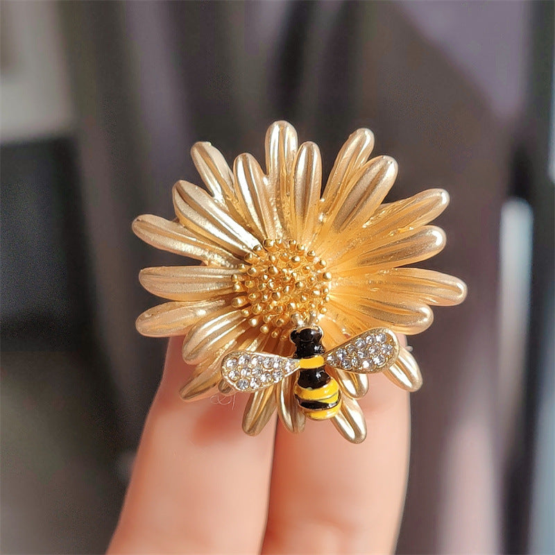 Three Daisy Brooch Pink
