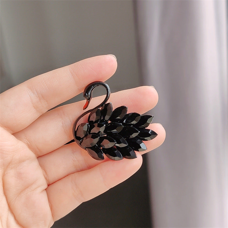 Stylish animal-themed brooch for coats