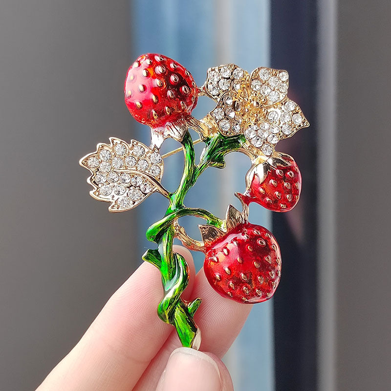 Vintage strawberry brooch for fashion