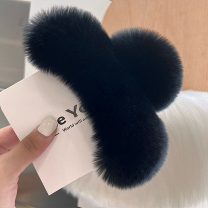 Cozy and stylish hair clip suitable for any outfit
