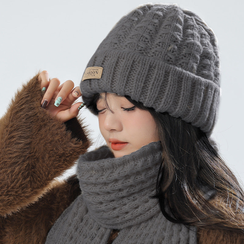 Elegant white knit hat with scarf
