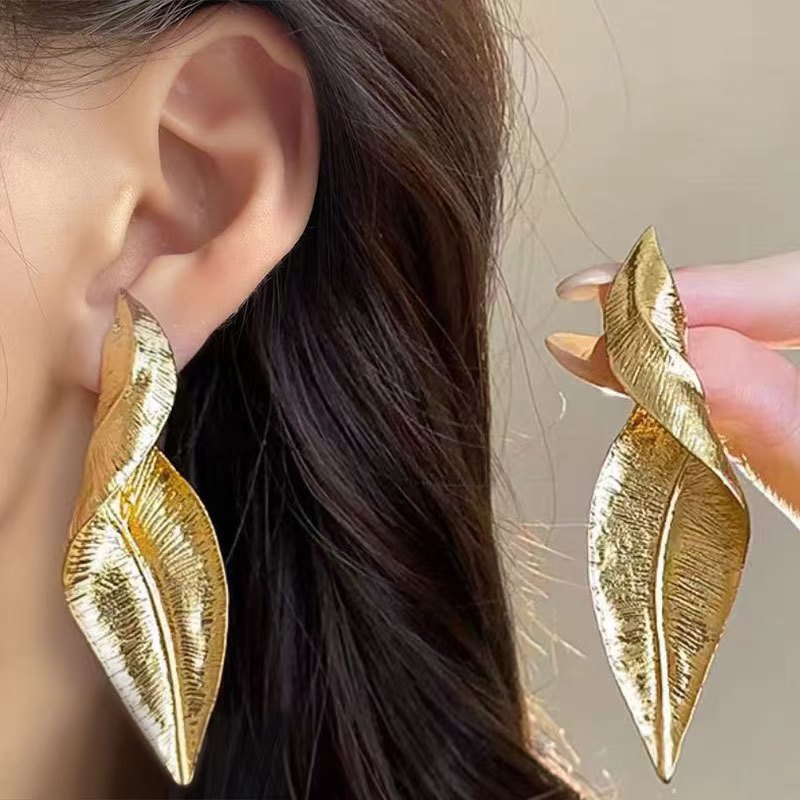 Lightweight fashion earrings