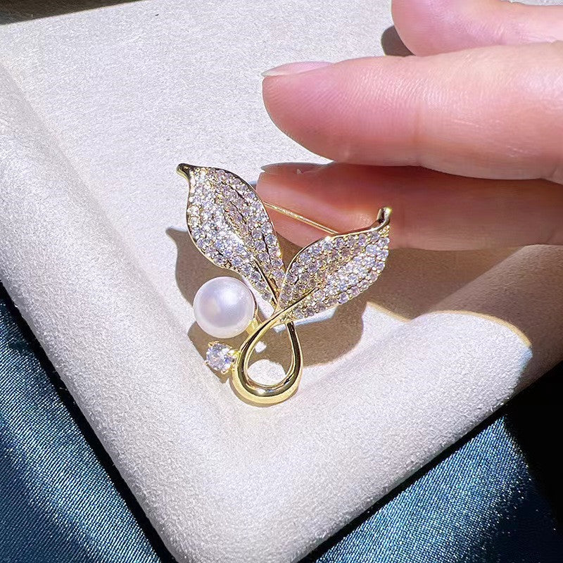 Elegant gold leaf brooch with pearls