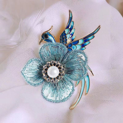 Lightweight stylish brooch for formal occasions