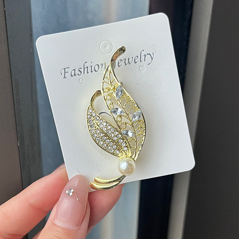 Stylish fashion pin with rhinestones