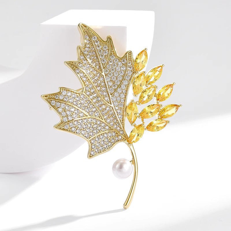 Pearl flower pin brooch detail